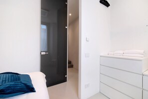 1 habitación, tabla de planchar con plancha, wifi gratis y ropa de cama 