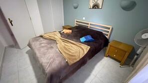 1 habitación, tabla de planchar con plancha, wifi gratis y ropa de cama 