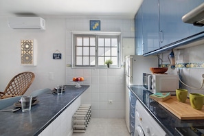 Réfrigérateur, micro-ondes, plaque de cuisson, cafetiÚre/bouilloire