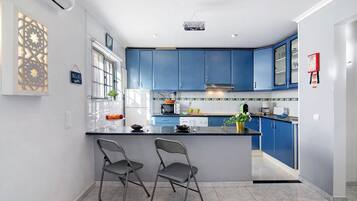 Køleskab, mikrobølgeovn, kogeplade, kaffe-/temaskine