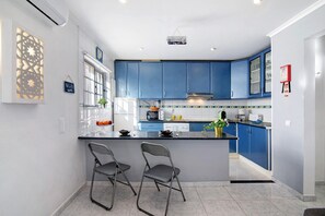 Jääkaappi, mikroaaltouuni, liesi, kahvin-/teenkeitin