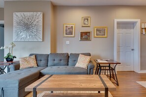 Una Smart TV, una chimenea