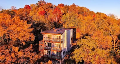 King Bed - 2 BR Apt with City Views. Pet friendly. Free parking!