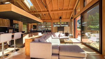 Een televisie, een open haard, videogames en een tafeltennistafel