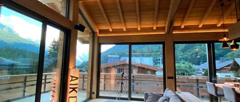 Fernseher, Kamin, Videospiele, Tischtennisplatte