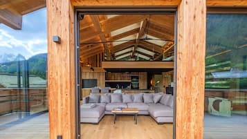 Fernseher, Kamin, Videospiele, Tischtennisplatte