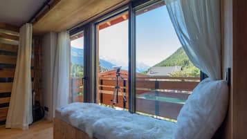 5 bedrooms, iron/ironing board, free WiFi, bed sheets