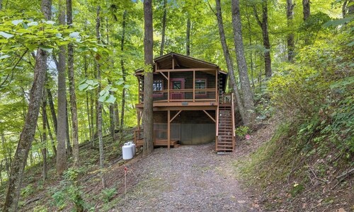 Romantic Fall Foliage Couples Escape | Hot Tub, EV Charger, 600 Mbps