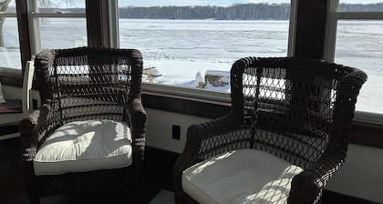 Cozy Family-Friendly Riverfront Home. Perfect Setting for All Celebrations!