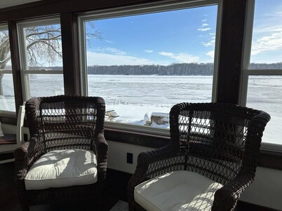 Cozy Family-Friendly Riverfront Home. Perfect Setting for All Celebrations!