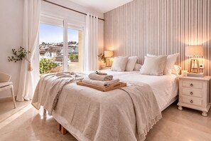 2 عدّة غرف نوم ومكواة/لوح كي وواي فاي وملاءات أسرّة