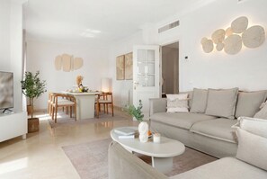 TV - Marbella Duplex with Rooftop Terrace & Panoramic Views (Benahavís)
