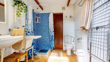 Douche, sĂšche-cheveux, serviettes fournies