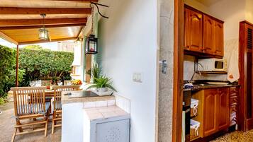 Réfrigérateur, micro-ondes, four, cafetiÚre/bouilloire