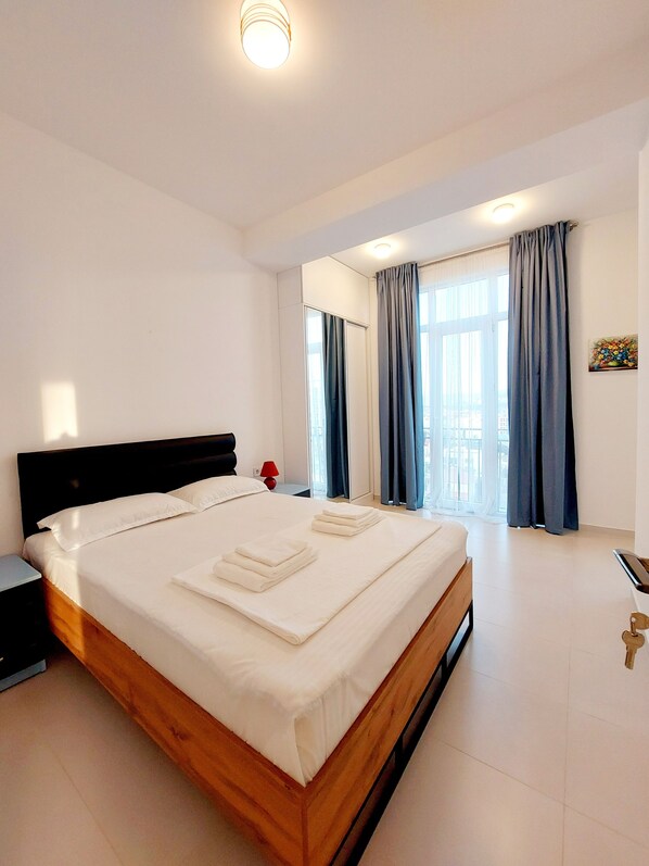 2 bedrooms, iron/ironing board, free WiFi, bed sheets - Welcome to our beautifully located corner apartment, drenched in sunlight. (T'bilisi)