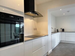 Dishwasher, cookware/dishes/utensils