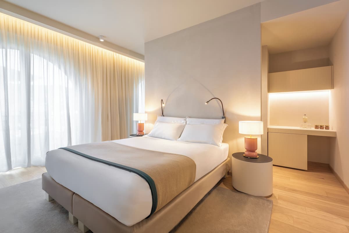 Deluxe Room | Minibar, in-room safe, individually furnished, desk