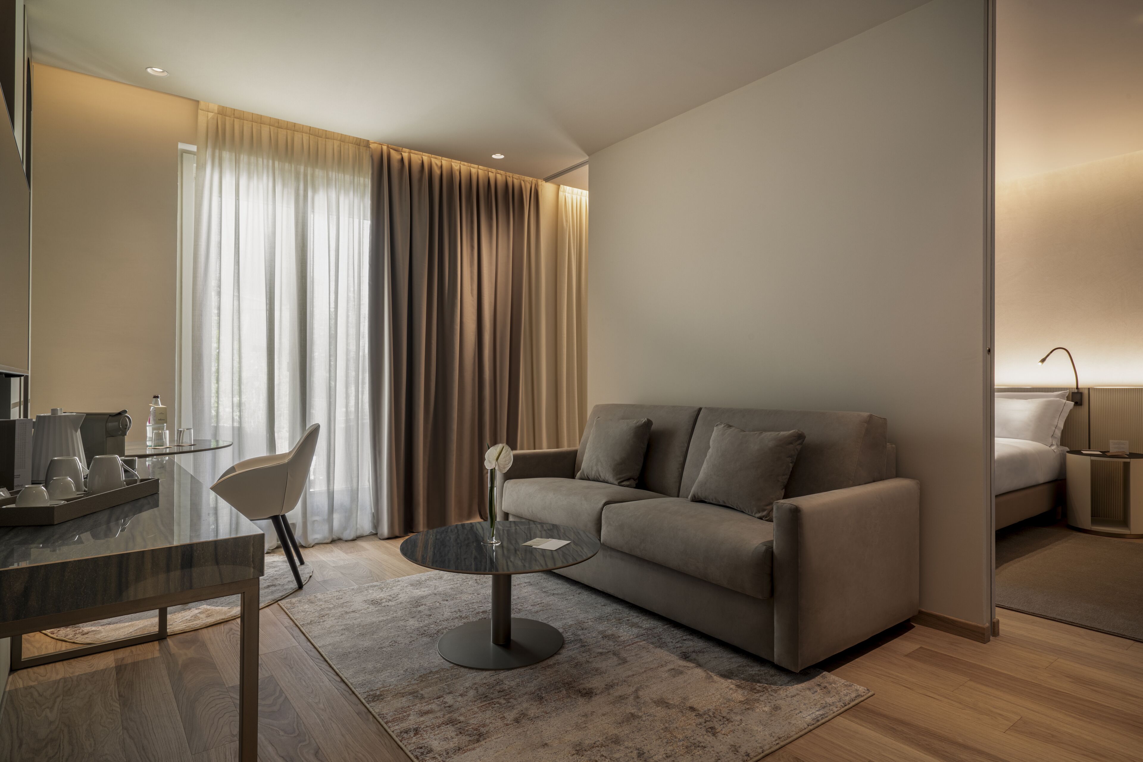 Un salon moderne comprenant un canapé, une table basse et un coin repas avec une table et des chaises.