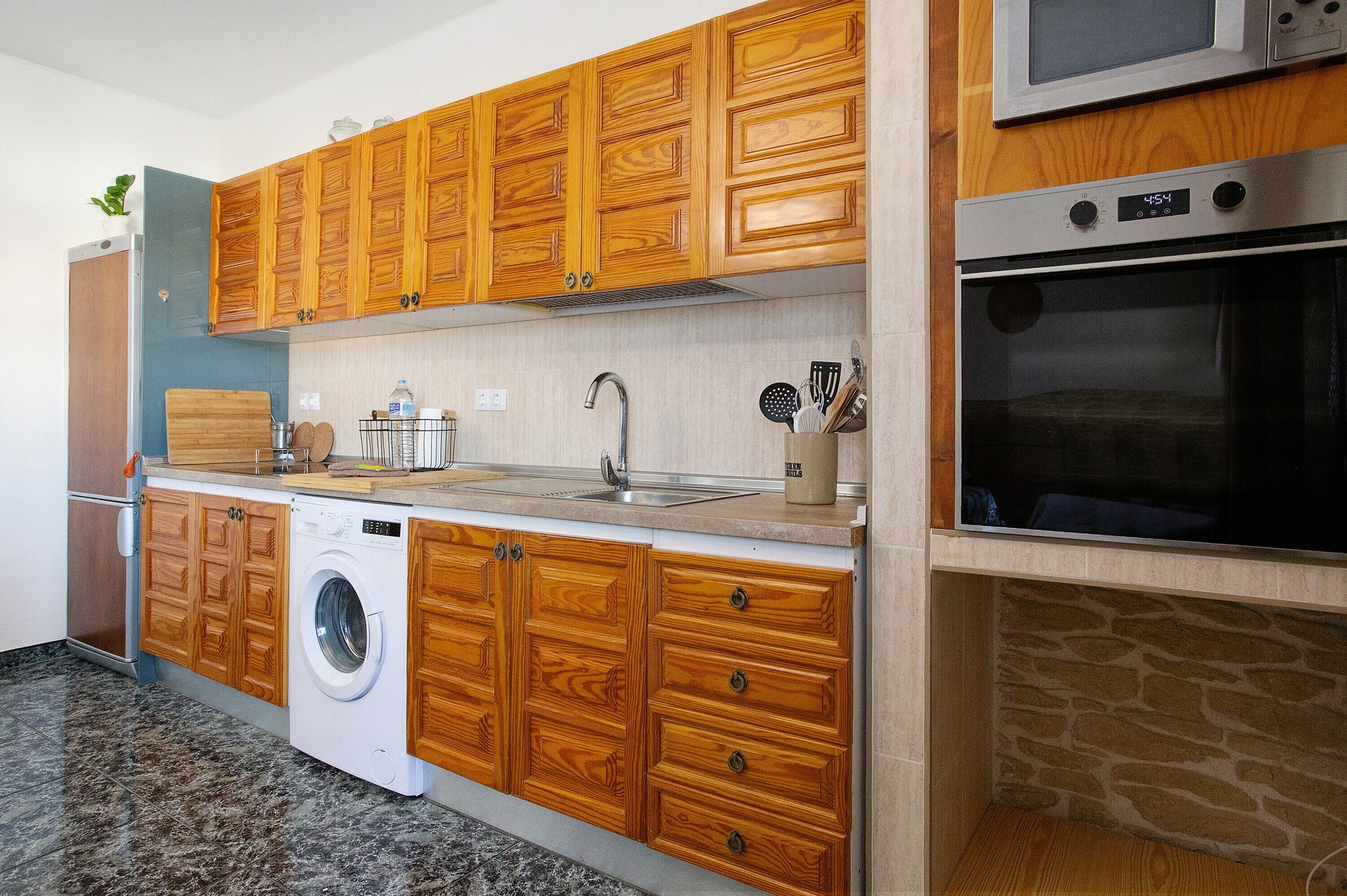 Frigorifero, microonde, forno, piano cottura