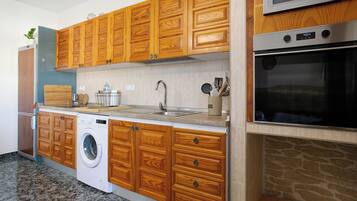 Frigorífico, microondas, horno y placa de cocina