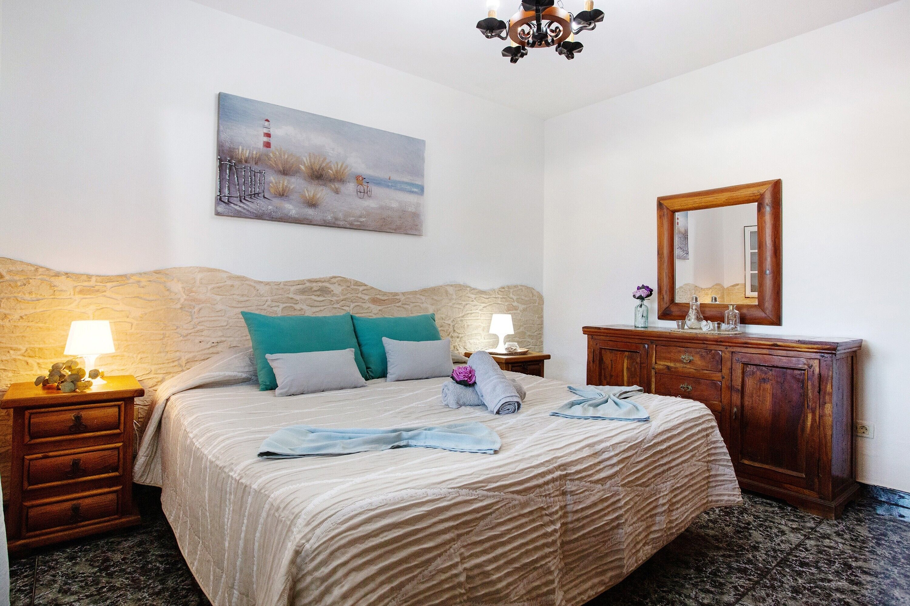 2 bedrooms, iron/ironing board, free WiFi, bed sheets