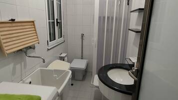 Een douche, een haardroger, handdoeken