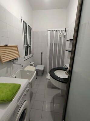 Shower, hair dryer, towels - Holiday Home 'Villetta Roby' with Private Terrace, Private Garden and Air Conditioning (Marina di Modica)