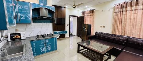 Jääkaappi, mikroaaltouuni, uuni, liesi