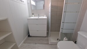 Chuveiro, secador de cabelo, toalhas de banho, sabonete