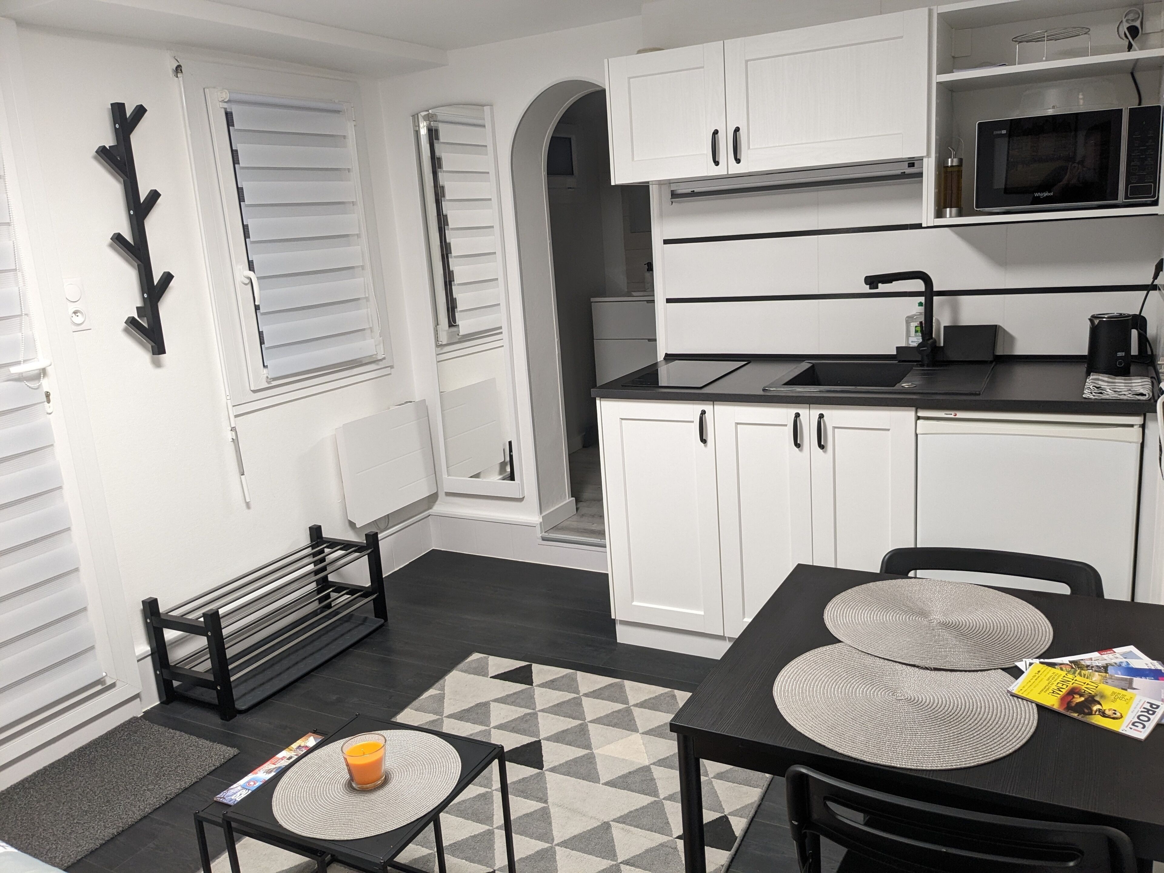 Jääkaappi, mikroaaltouuni, uuni, liesi