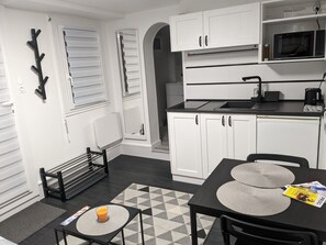 Réfrigérateur, four à micro-ondes, un four, surface de cuisson