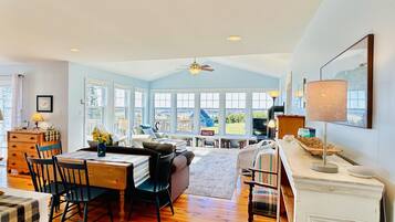 Een smart-tv, tafelvoetbal en boeken