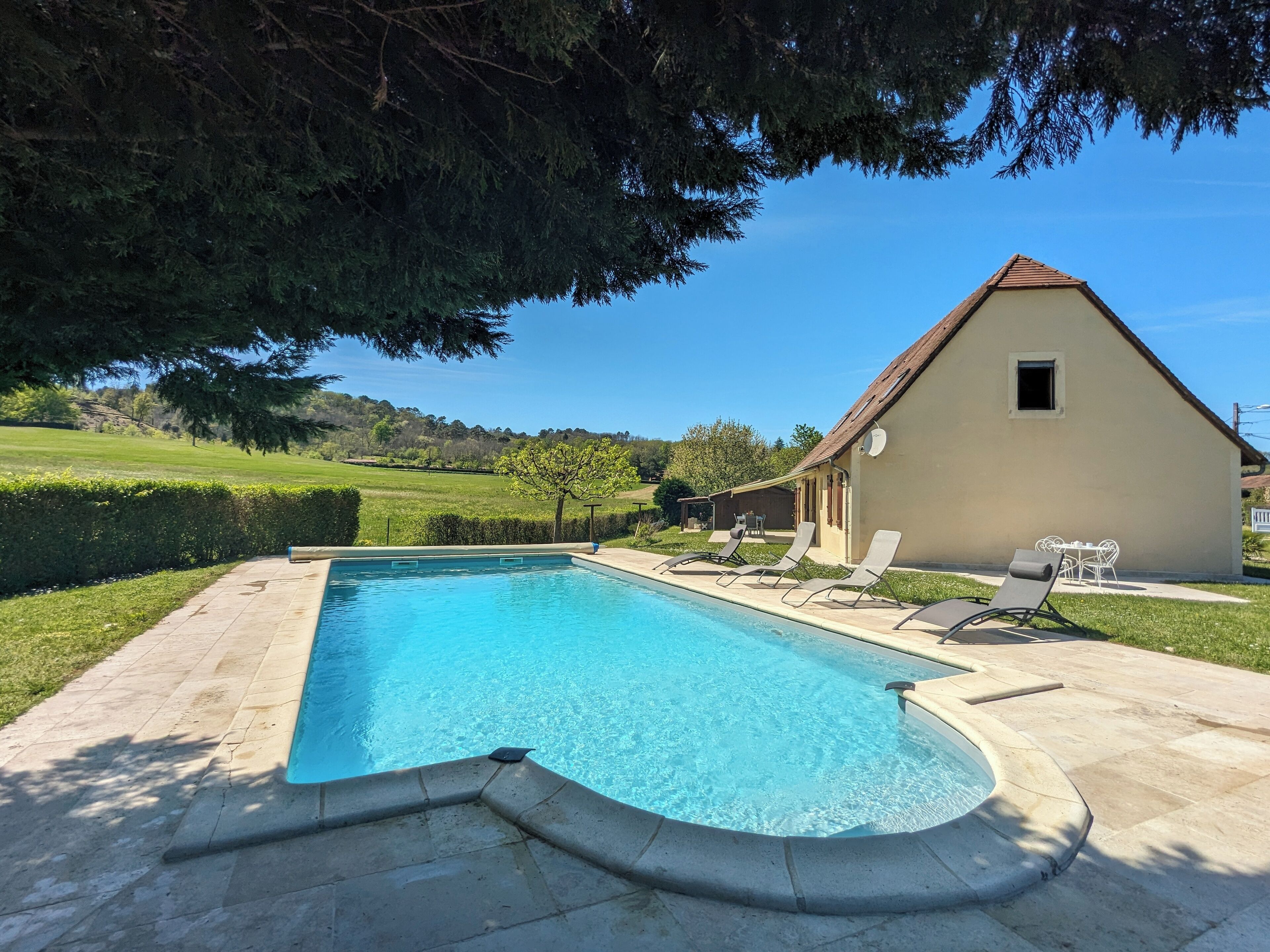 Una piscina al aire libre