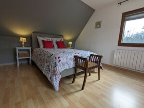 4 Schlafzimmer, Schreibtisch, Bügeleisen/Bügelbrett, Bettwäsche