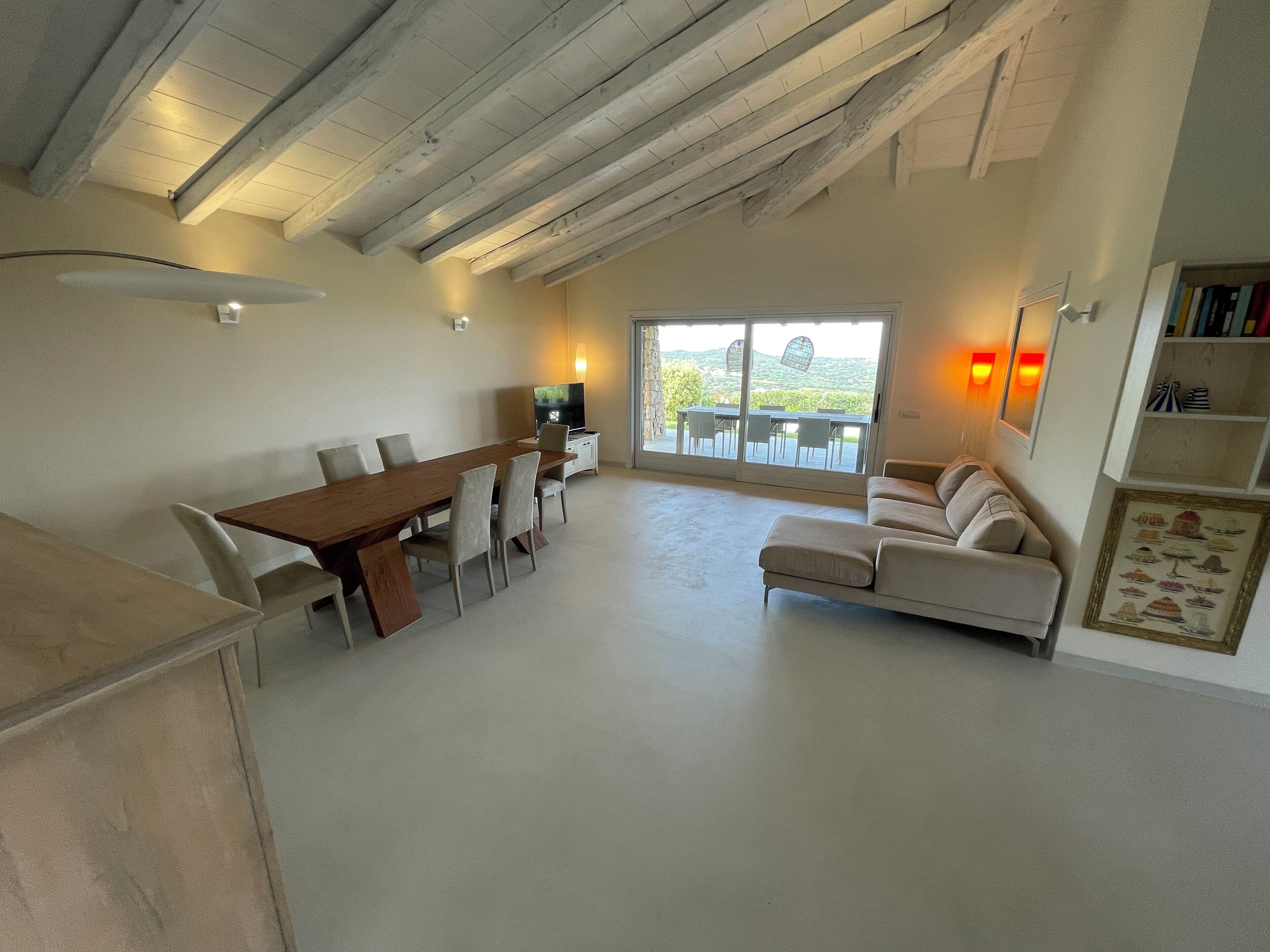 TV connectée, livres, chaîne hi-fi