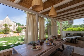 Outdoor dining - Villa 'New Borghetto Formica Con Piscina' with Private Pool, Wi-Fi and Air Conditioning (ostuni)