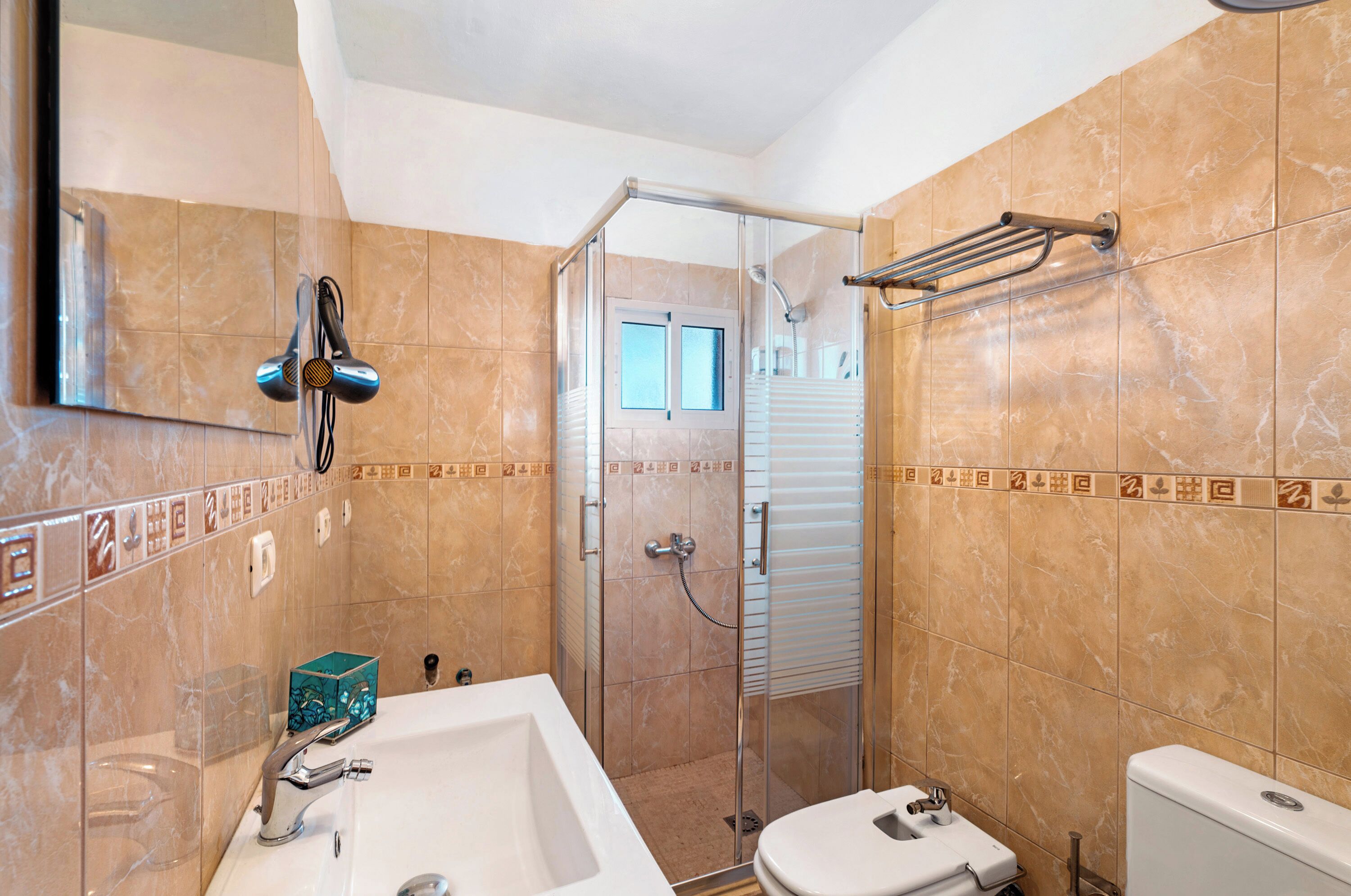 Dusj, hårføner og håndklær