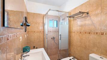 Douche, sĂšche-cheveux, serviettes fournies