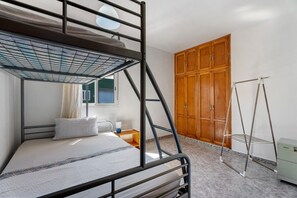 1 غرفة نوم ومكواة/لوح كي وواي فاي مجانًا وملاءات أسرّة