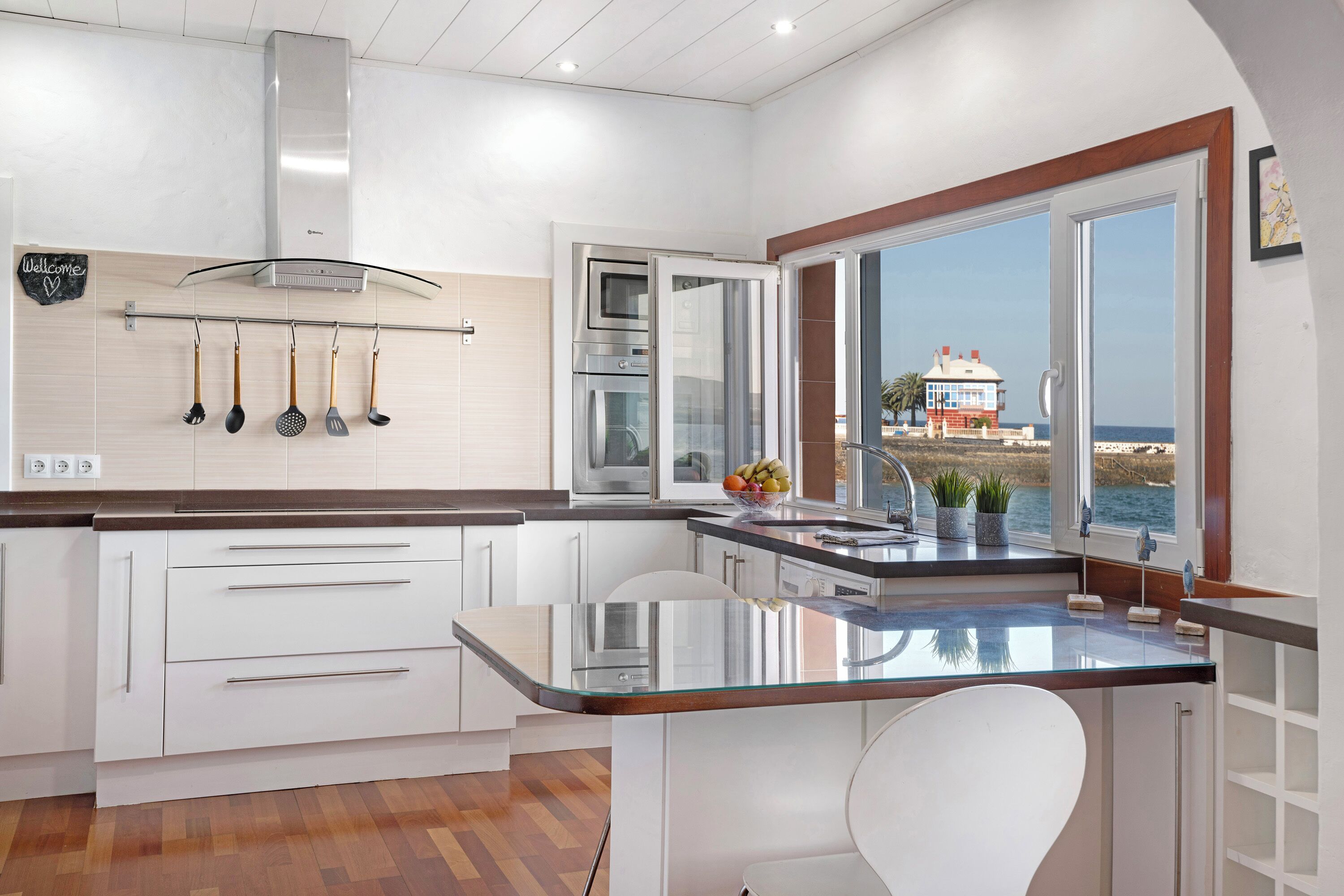 Frigorífico, microondas, horno y placa de cocina