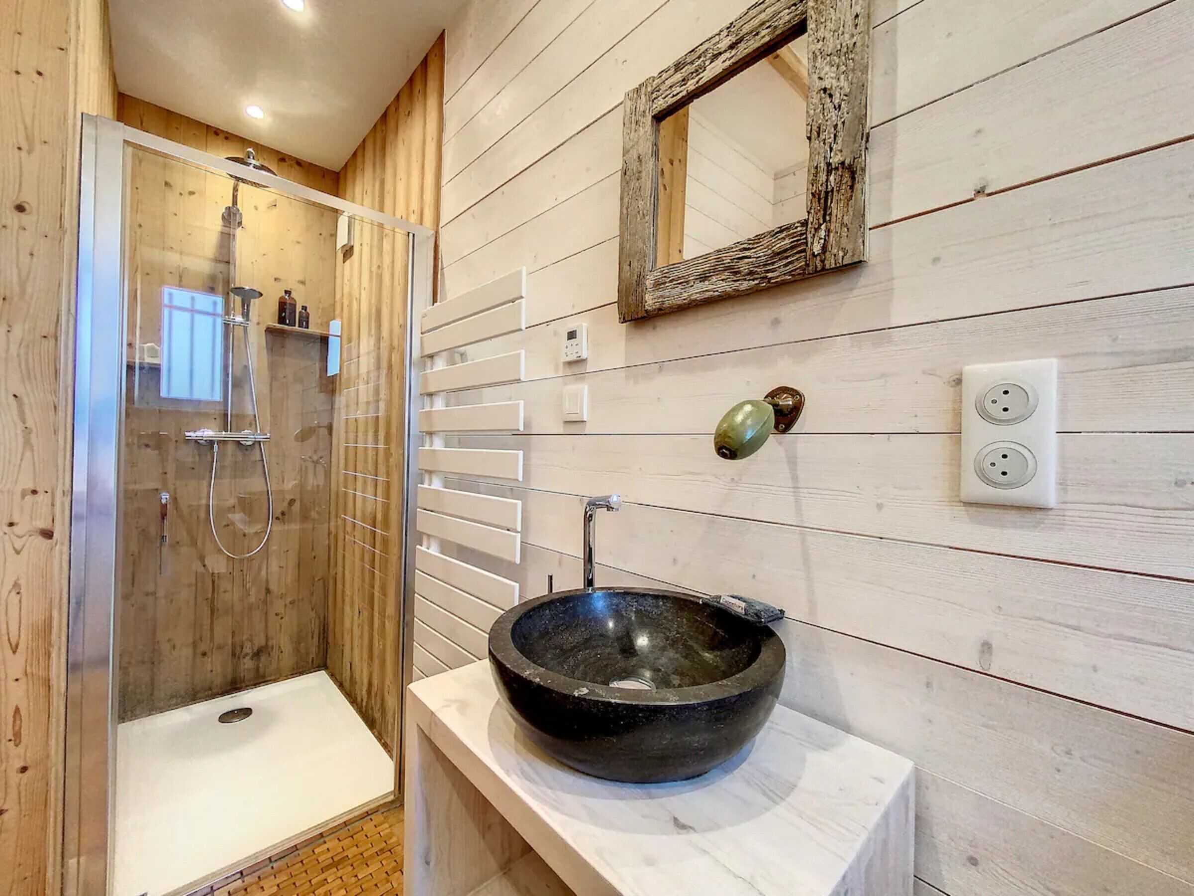 Een douche, een haardroger, handdoeken
