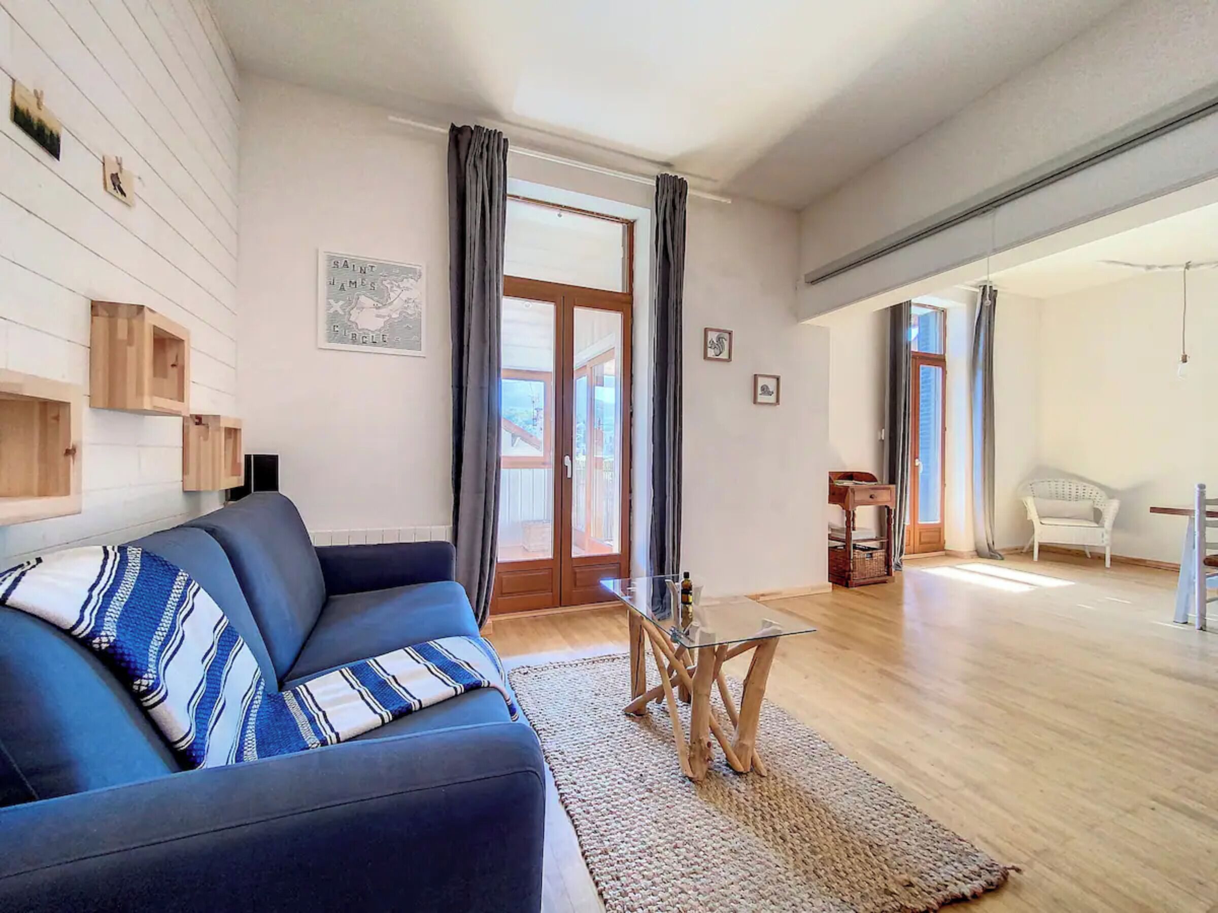 Una televisión, un reproductor estéreo