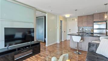 Una televisión, una chimenea, una mesa de tenis de mesa