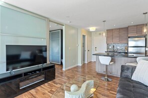 Televisio, takka, pöytätennispöytä