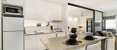 Geladeira, micro-ondas, fogão, cooktop