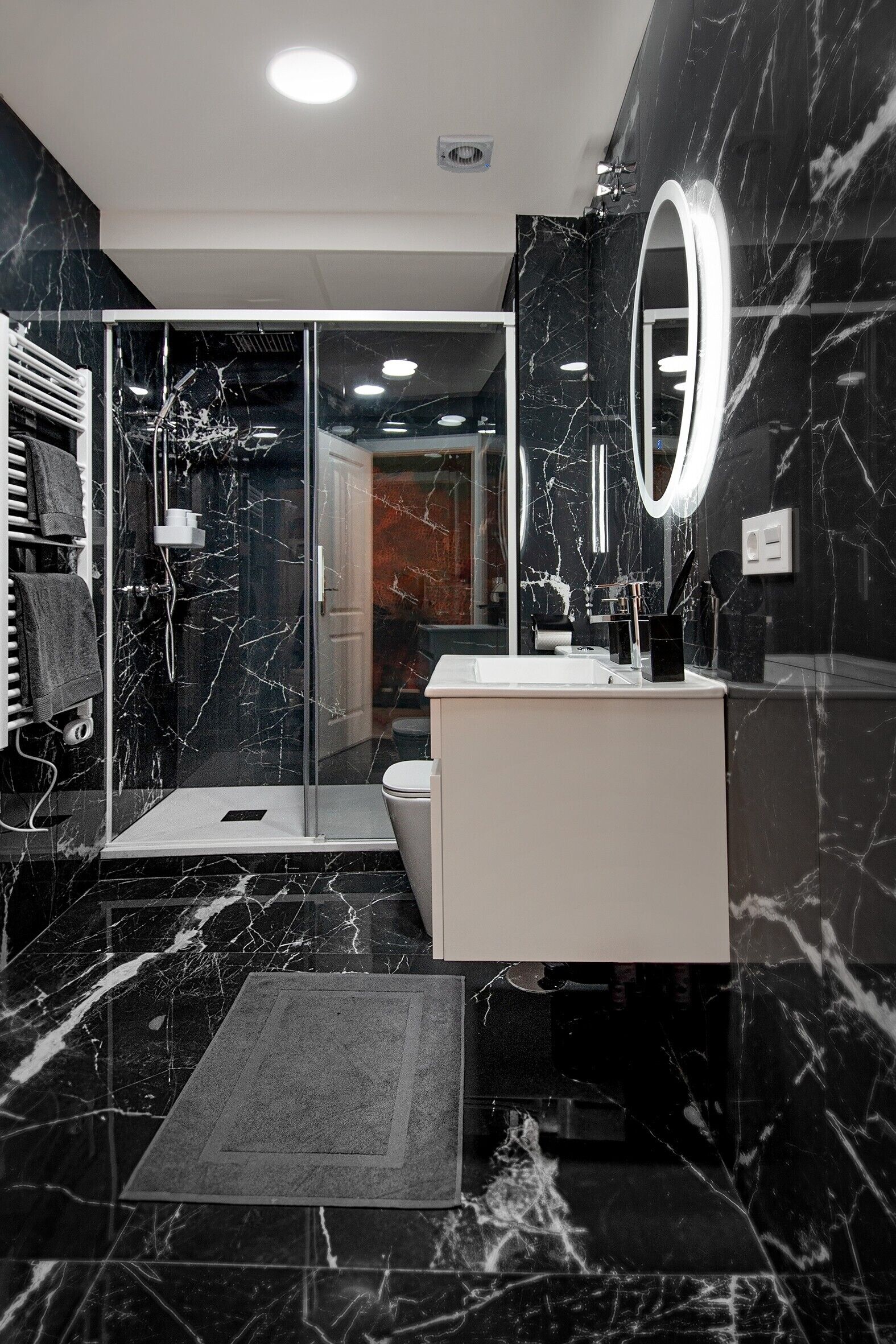 Een douche, een haardroger, handdoeken
