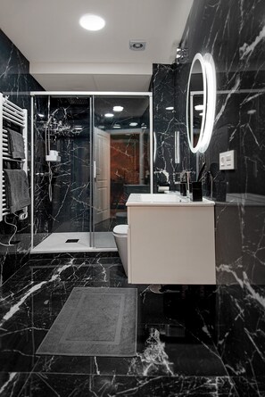 Shower, hair dryer, towels - 'The One' Luxurious Apartment with Balcony, Wi-Fi and Air Conditioning (Málaga)