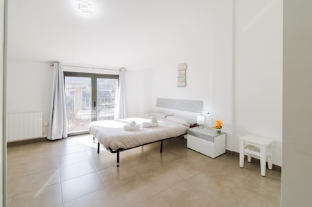 3 chambres, Wi-Fi gratuit, draps fournis. Maison de vacances 'Ca Baells' avec terrasse privée et Wi-Fi