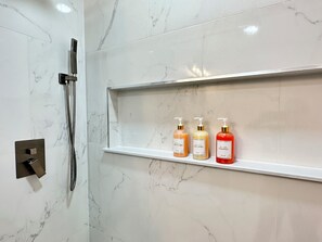 Sèche-cheveux, serviettes fournies, savon, shampoing