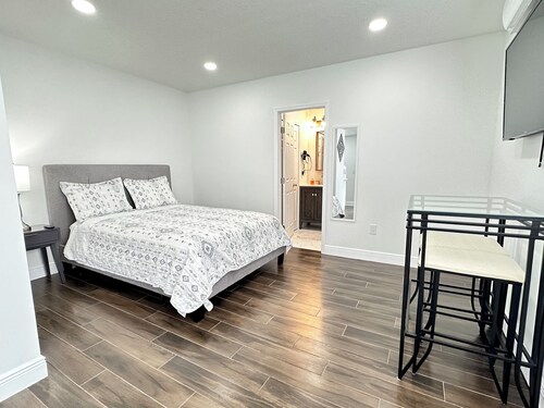 Getaway / Private Suite A, 
Tranquility 🏡 close to ✈️ beach, mall, park, zoo